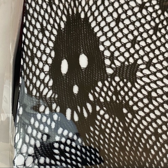 Sexy Skull & Crossbone Fishnet Pantyhose Stockings - Picture 14 of 16